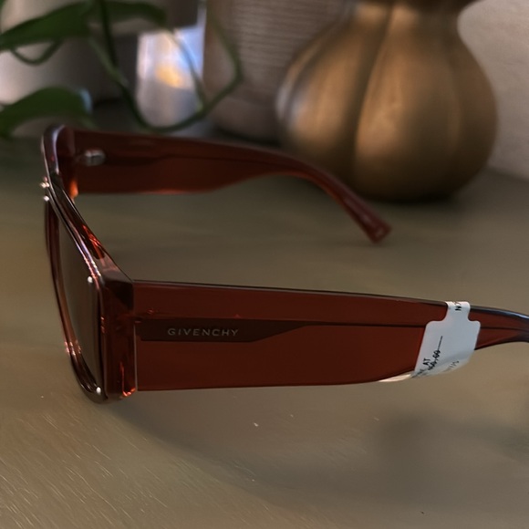 GIVENCHY EYEWEAR RED RETRO SUNGLASSES IN RED Men’s line but can be unisex - Picture 10 of 14